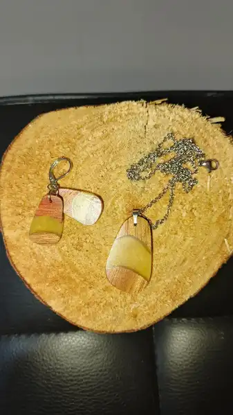 Juego de collar y aretes artesanales