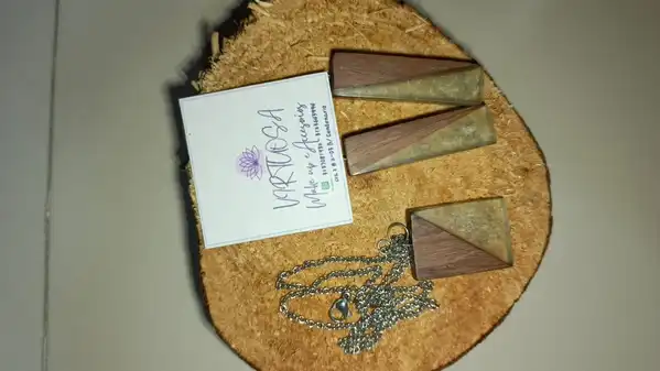 Juego de collar y aretes artesanales