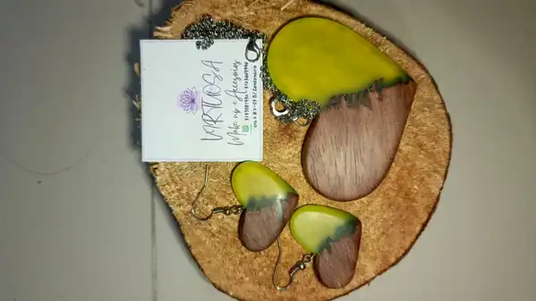 Juego de collar y aretes artesanales